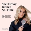 Blondine met rosegouden haardroger, die haar haar stylt. Iconen voor automatische oververhittingsbescherming.