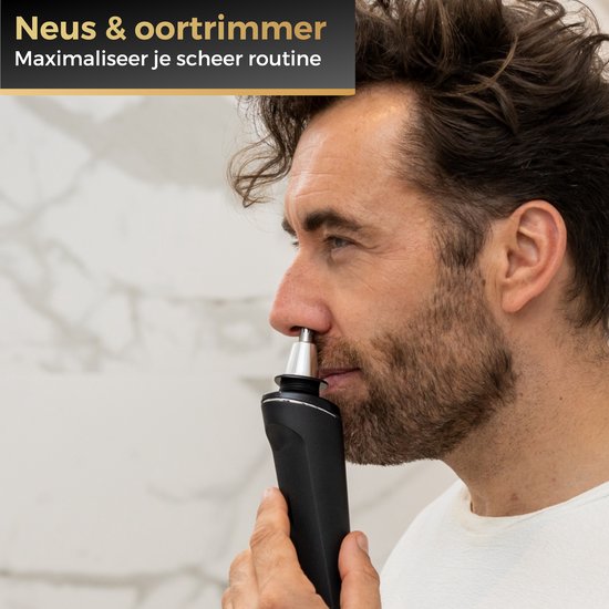 Man gebruikt de neus- en oortrimmer van het Wellshave scheerapparaat.