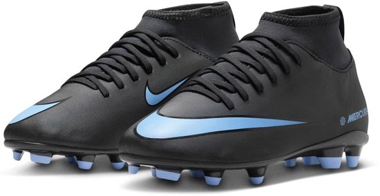 Chaussures de football junior noires Mercurial avec Swoosh bleu clair et détails.
