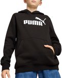 Jongen draagt een zwarte hoodie met PUMA-logo op de borst, met de hand in de kangoeroezak.