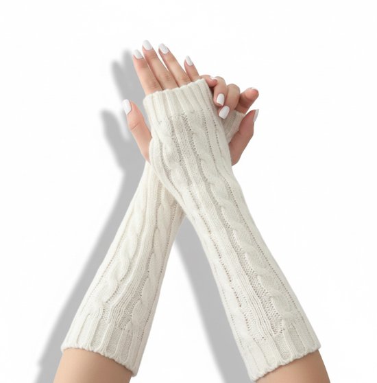 Witte kabelgebreide halfvinger armwarmers om de polsen van een vrouw.