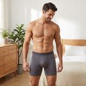 Man met gespierd bovenlichaam in een grijze boxershort.