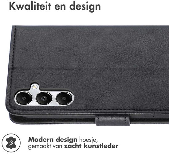 Étui noir texturé, détail de la découpe de l'appareil photo et fermeture magnétique.