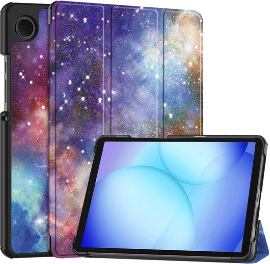 Étui pour tablette avec impression de poussière d'étoiles et de nébuleuse dans des tons violets, roses et bleus, debout sur une table en bois.