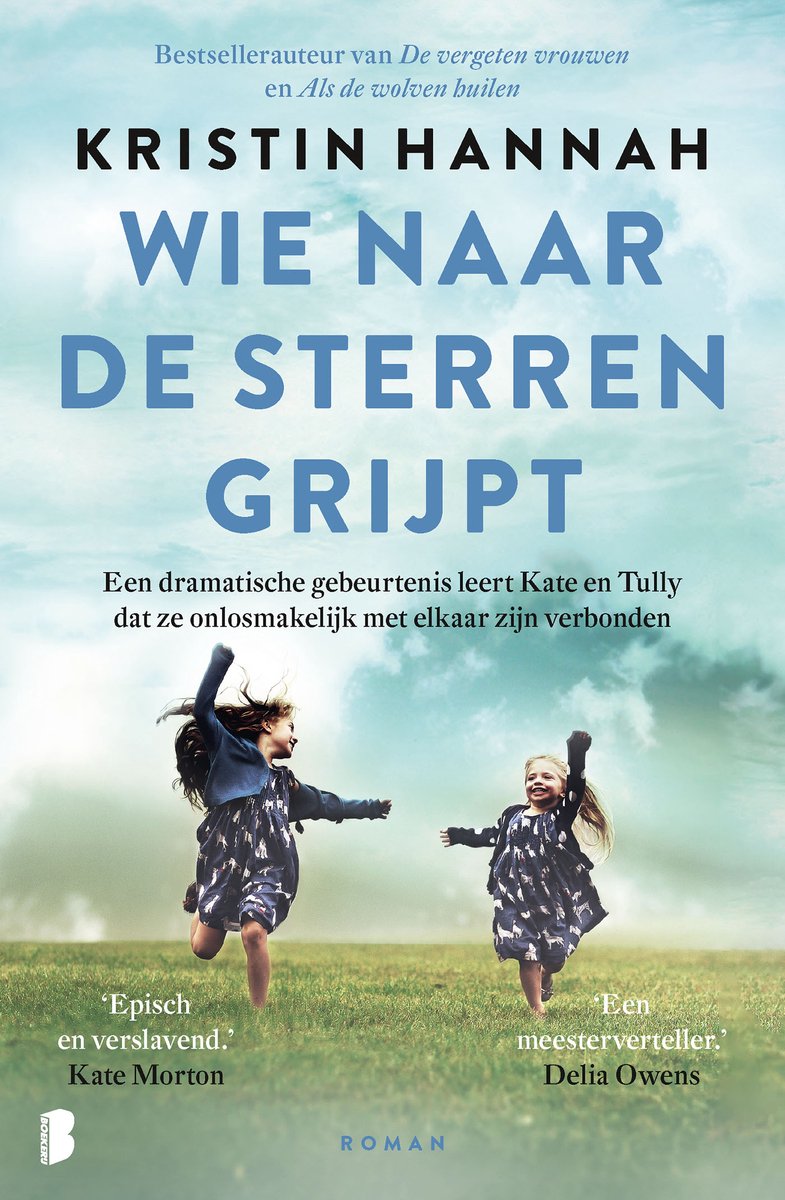 Twee jonge meisjes in een bloemenjurk rennen naar elkaar toe op een veld. "Wie naar de sterren grijpt" is de titel.