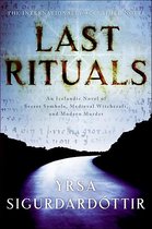 Boekcover: 'Last Rituals', een IJslandse roman over geheime symbolen, middeleeuwse hekserij en moderne moord. De titel staat in grote letters.