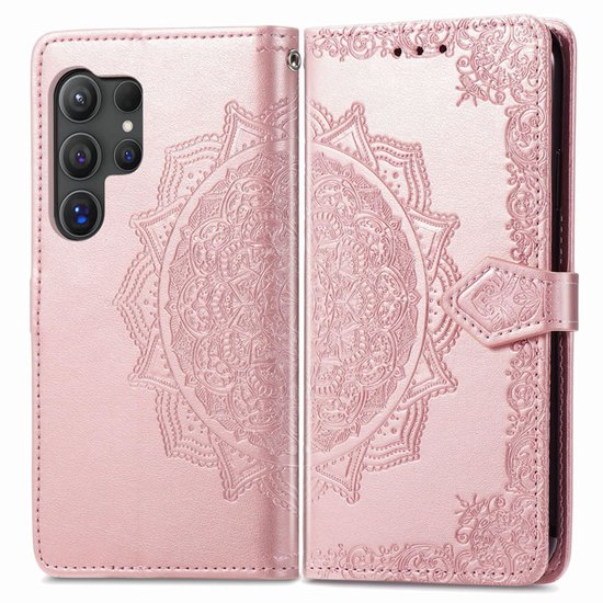 Étui portefeuille rose avec un relief floral détaillé, style livre, fermeture à boucle.