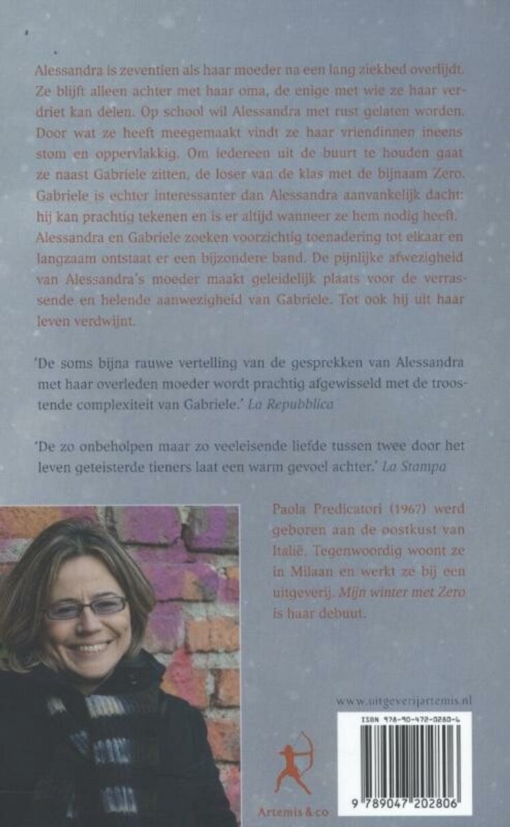 Portret van een lachende vrouw met een bril en bruin haar. Achtergrond met sneeuw.