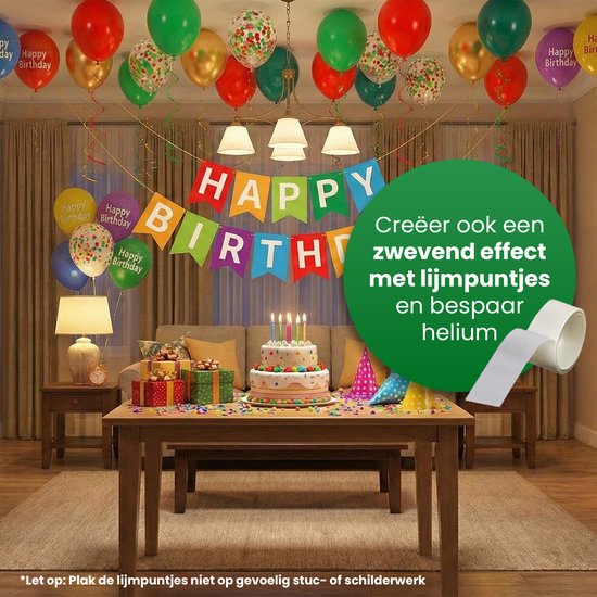 Ballons colorés au-dessus d'une table d'anniversaire avec une bannière 'Happy Birthday' et un gâteau.