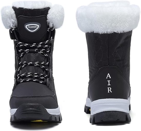Zwarte sneeuwlaars met witte bontrand, veters, merkje FASHION en AIR op de achterkant.