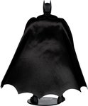 Zwart Batman actiefiguur met wapperende cape, rug van voren gezien.