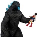 Godzilla actiefiguur die een Wonder Woman actiefiguur vasthoudt.