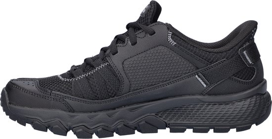 Zwarte Skechers heren sneaker, zijaanzicht. Met veters en een robuuste zool.