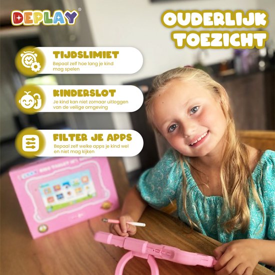 Meisje met blonde haren zit aan tafel, houdt roze tablet vast