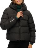 Donkergrijze gewatteerde jas met capuchon. Tekst 'SUPERDRY' staat op de mouw.