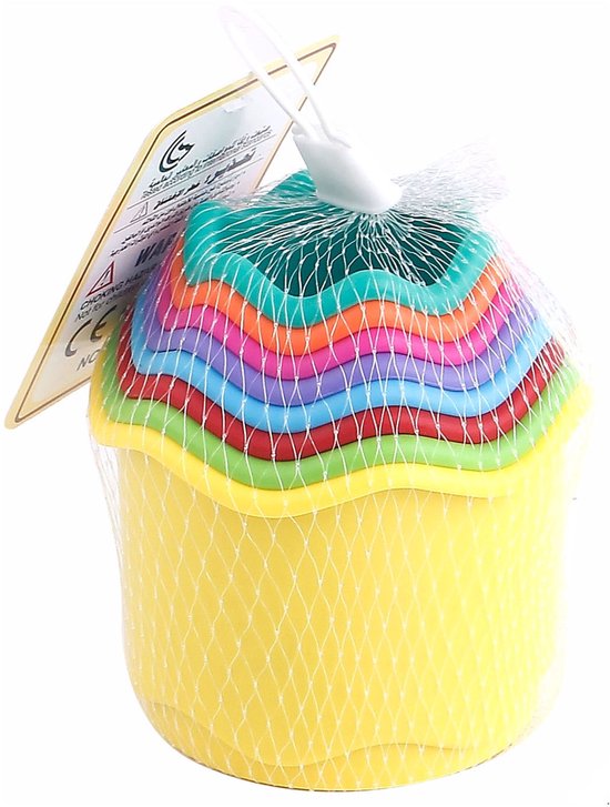 Een stapeltoren van 8 gekleurde bakjes, van geel tot turquoise, in een netzak.