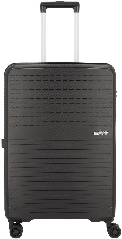 Zwarte koffer met horizontale ribbels, een TSA-slot en vier wielen.