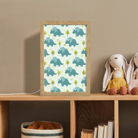 Nachtlampje 20x30 cm - Kinder lamp - Triceratop - Blauw - Stippen - Boompjes - Tafellamp kinderkamer - Slaapkamer lamp - Bedlamp kinderen - Kinderlampje stopcontact - Wandlamp babykamer - Nachtlampjes van Hitsujiko — afbeelding 3