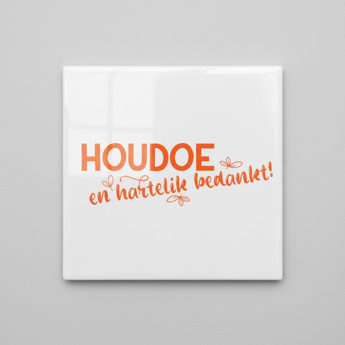 Nevolis “Houdoe en hartelijk bedankt” Brabantse Afscheidstegel – Warme Bedank Woondecoratie – Keramische Tegel 15×15 cm Multi Color