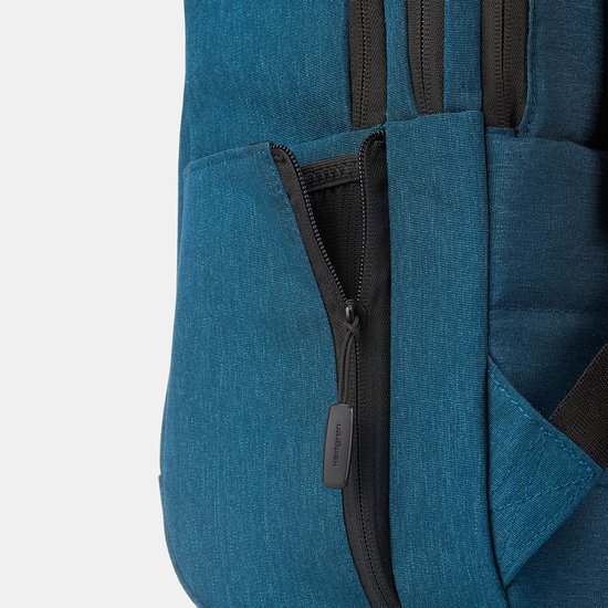 Detail van een blauwe Hedgren rugzak met zwarte rits en logo.