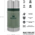 Le pot alimentaire Stanley Classic vert de 0,7 L avec couvercle argenté et bande vert foncé. Dimensions : 221 mm de haut, 101 mm de large. Icônes indiquant 15 heures chaud, 18 heures froid.