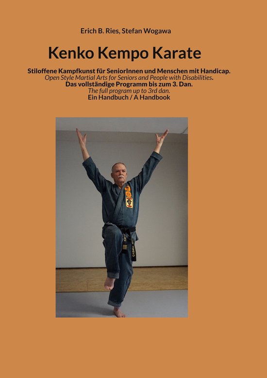 Un homme en uniforme de karaté bleue avec une ceinture noire est dans une pose martiale, bras levés et une jambe pliée. "Kenko Kempo Karate".