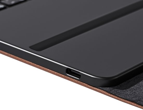 Zwarte tablet met USB-C poort, bevestigd aan een bruine hoes.