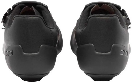 Achterkant van twee zwarte Sidi fietsschoenen.