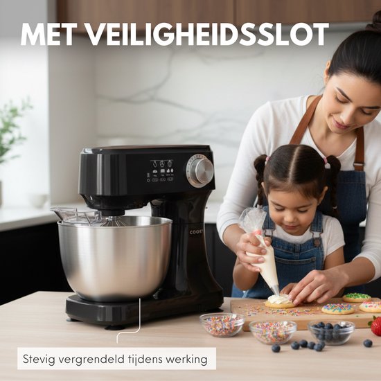 Zwarte keukenmachine met RVS kom. Moeder en dochter maken koekjes. "Met veiligheidsslot".