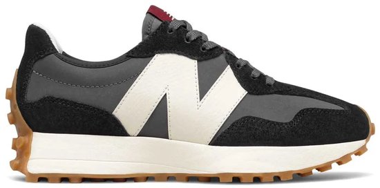 Zwarte New Balance sneaker met beige 'N' logo, witte zool en bruine profielzool.