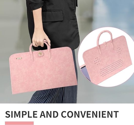 Roze laptop tas met handvat en perforaties, gedragen door een persoon met zwart jasje en streepjesbroek.