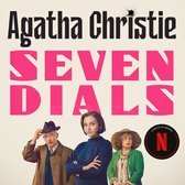 Boekomslag met de tekst 'Agatha Christie SEVEN DIALS'. Drie mensen staan op de voorkant: een man met hoed, een vrouw met donkere trui en een vrouw met strooien hoed en groen jasje. Een Netflix-logo met de letter N is zichtbaar.