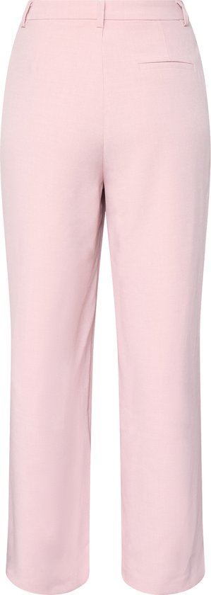 Achterkant van een lichtroze wijde broek met plooien.