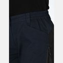 Donkerblauwe outdoorbroek met elastische tailleband, schuine steekzakken en ritssluiting aan de zijkant.