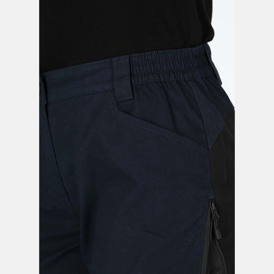 Donkerblauwe outdoorbroek met elastische tailleband, schuine steekzakken en ritssluiting aan de zijkant.