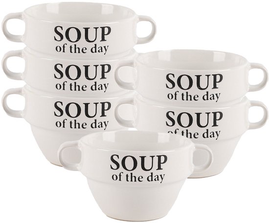 Gestapelde witte soepkommen met zwarte tekst 'SOUP of the day'.