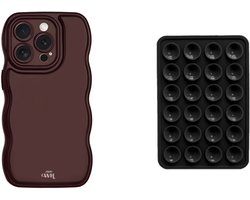 xoxo Wildhearts Telefoonhoesje Glossy Wavy Case Burgundy + Telefoonsticker Stick On Me Square Zwart – geschikt voor iPhone 16 Pro Max