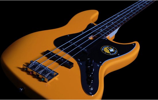 Oranje elektrische basgitaar met zwarte slagplaat, zilveren brug en donker toets.