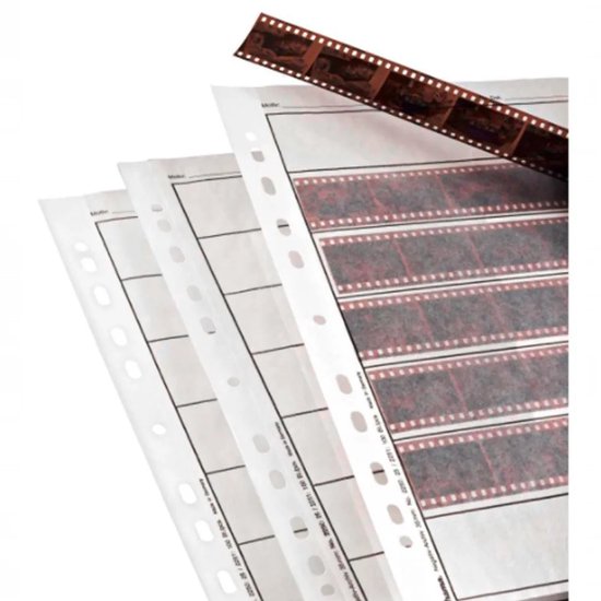 Stapel Hama negatiefhoezen, A4 formaat, met fotorolletjes erin.