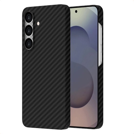 Coque arrière noire en fibre de carbone pour smartphone, avec trois découpes pour appareil photo.