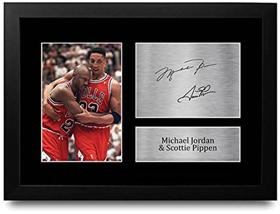 Gezamenlijke foto van Michael Jordan en Scottie Pippen in rode basketbaltenues, naast een metalen plaat met hun handtekeningen en namen.