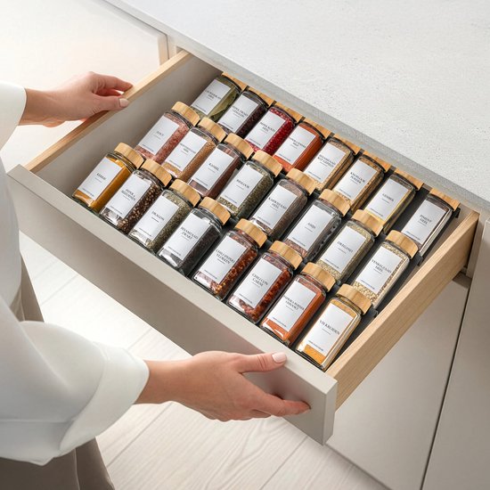 Soothe 24 Pots à Épices en Verre Carrés avec Couvercles en Bambou - 2 Types de Couvercles à Saupoudrer - Saupoudreur d'Épices - Spice Jars - Ensemble Complet incluant des Étiquettes d'Épices, un Stylo Craie et des Accessoires - 120ml
