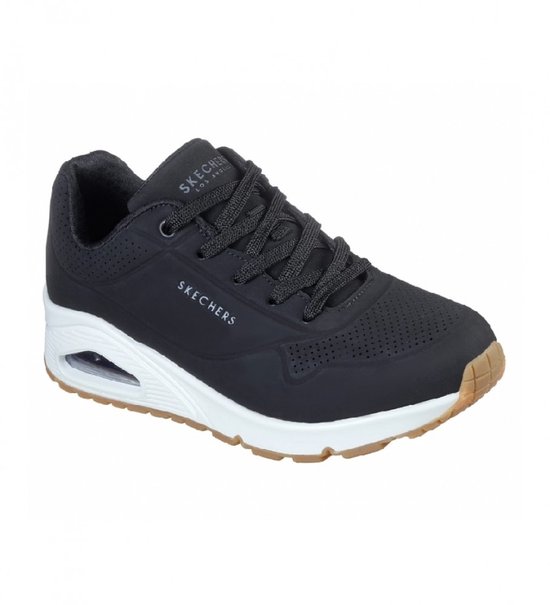 Zwarte Skechers sneaker met veters, witte zool en 'Skechers' logo op de zijkant.