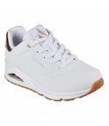 Witte Skechers sneaker met roze accenten, gumkleurige zool en zichtbare luchtdemping.