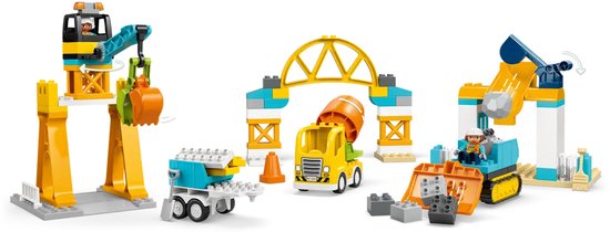 Bouwspeelgoed: gele kraan, vrachtwagen, betonmixer, graafmachine.