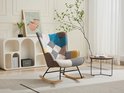 Fauteuil met patchwork design in diverse kleuren, in een woonkamer met witte kasten.