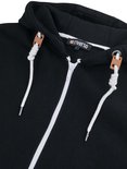Detail van de sluiting van een zwarte hoodie met rits, koordjes en label.