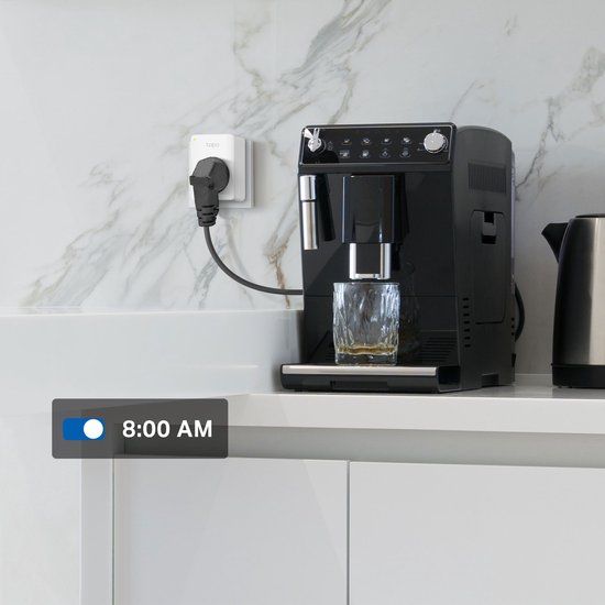 Een witte Tapo slimme stekker in een stopcontact, verbonden met een koffiezetapparaat. "8:00 AM" is zichtbaar.