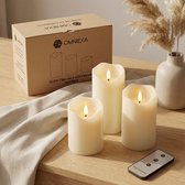 Drie crèmekleurige LED-kaarsen met afstandsbediening en verpakking op een houten tafel.