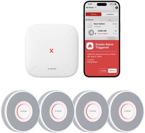 Wit X-Sense basisstation en vier witte rookmelders met rode ring, naast een smartphone met "Smoke Alarm Triggered" melding.